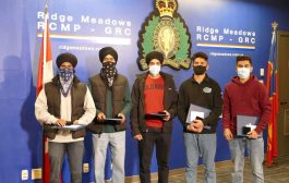 RCMP ਨੇ 5 ਅੰਤਰਰਾਸ਼ਟਰੀ ਵਿਦਿਆਰਥੀਆਂ ਦਾ ਸਨਮਾਨ ਕੀਤਾ, ਜਿਨ੍ਹਾਂ ਦੋ ਫਸੇ ਹੋਏ ਹਾਈਕਰਾਂ ਨੂੰ ਬਚਾਉਣ ਲਈ ਆਪਣੀਆਂ ਪੱਗਾਂ ਅਤੇ ਜੈਕਟਾਂ ਦੀ ਵਰਤੋਂ ਕੀਤੀ