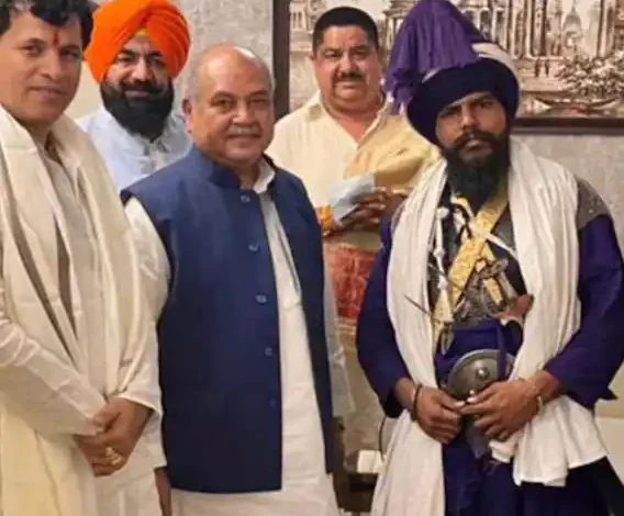 ਸਿੰਘੂ ਬਾਰਡਰ ਤੇ ਨੌਜਵਾਨ ਦਾ ਕਤਲ ਕਰਨ ਵਾਲੇ ਨਿਹੰਗ ਜਥੇਦਾਰ ਦੀਆਂ ਭਾਜਪਾ ਮੰਤਰੀ ਨਾਲ ਤਸਵੀਰਾਂ ਹੋਈਆ ਵਾਇਰਲ