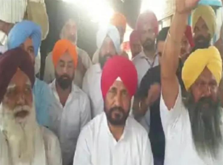 ਪੰਜਾਬ ਦੇ ਮੁੱਖ ਮੰਤਰੀ ਚੰਨੀ ਕਿਸਾਨਾਂ ਦੇ ਧਰਨੇ ‘ਚ ਹੋਏ ਸ਼ਾਮਲ