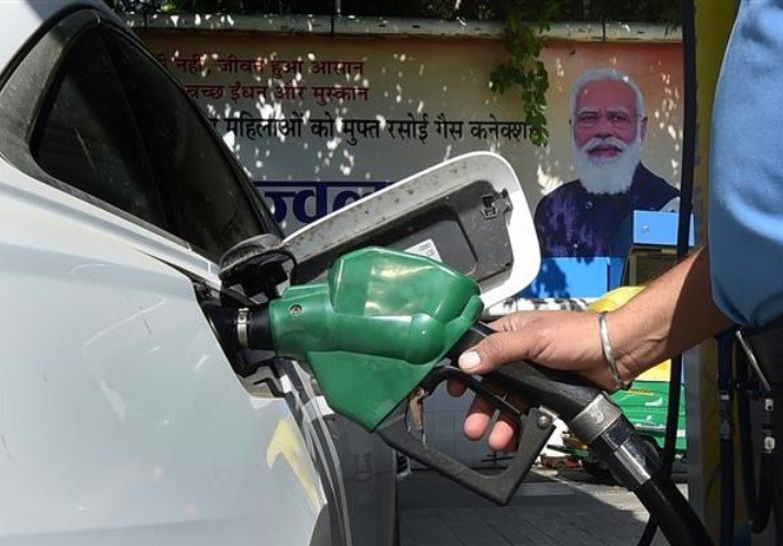 ਭਾਰਤ ਸਰਕਾਰ ਨੇ ਪੈਟਰੋਲ ‘ਤੇ 5 ਰੁਪਏ ਅਤੇ ਡੀਜ਼ਲ ‘ਤੇ 10 ਰੁਪਏ ਐਕਸਾਈਜ਼ ਡਿਊਟੀ ਘਟਾਈ