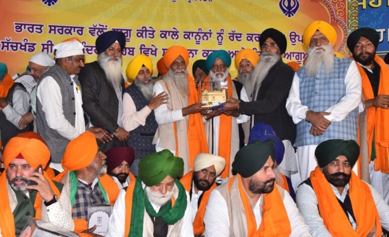 ਸ਼੍ਰੋਮਣੀ ਕਮੇਟੀ ਵੱਲੋਂ ਕਿਸਾਨ ਜਥੇਬੰਦੀਆਂ ਦੇ ਆਗੂ ਸਨਮਾਨਿਤ