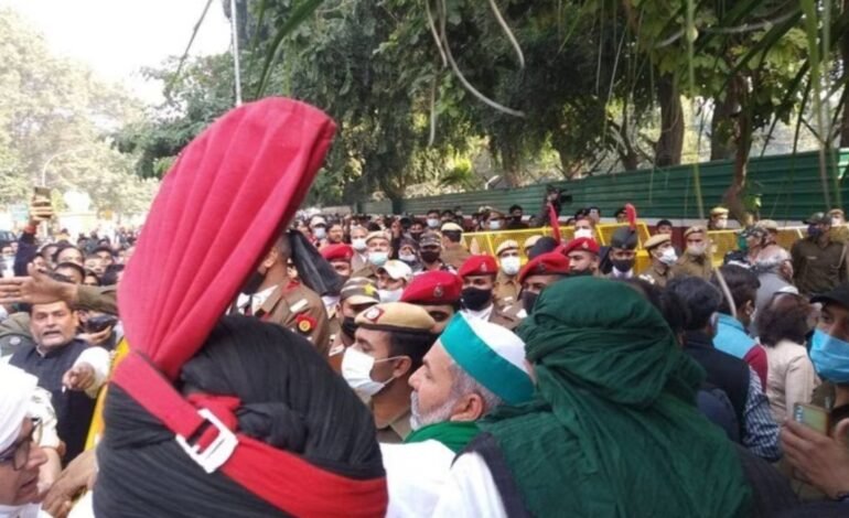 BKU ਨੇਤਾ ਰਾਕੇਸ਼ ਟਿਕੈਤ ਦਾ CDS ਜਨਰਲ ਬਿਪਿਨ ਰਾਵਤ ਦੇ ਘਰ ਦੇ ਬਾਹਰ ‘ਗੋ ਬੈਕ’ ਦੇ ਨਾਅਰਿਆਂ ਨਾਲ ਵਿਰੋਧ