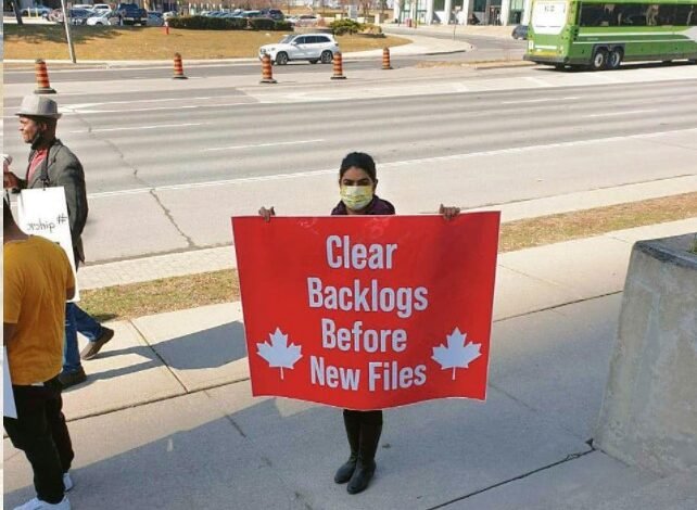 ਇਮੀਗ੍ਰੇਸ਼ਨ ਪ੍ਰੋਸੈਸਿੰਗ ਵਿੱਚ ਦੇਰੀ ਕਾਰਨ ਬਹੁਤ ਸਾਰੇ ਕੈਨੇਡੀਅਨ ਪੰਜਾਬੀ ਪ੍ਰੇਸ਼ਾਨ