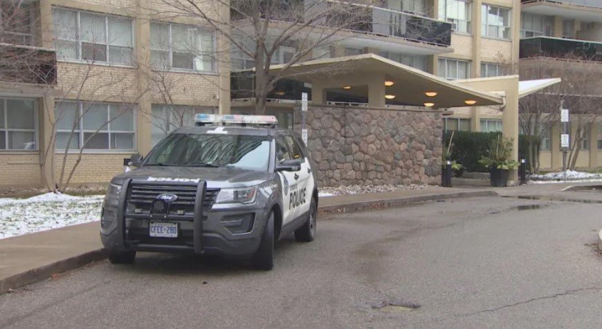 ਟੋਰਾਂਟੋ ਪੁਲਿਸ ਮਿਡਟਾਊਨ ਰਿਹਾਇਸ਼ੀ ਇਮਾਰਤ ਵਿੱਚ ਇੱਕ ਵਿਅਕਤੀ ਦੀ ਲਾਸ਼ ਮਿਲਣ ਤੋਂ ਬਾਅਦ ਕਰ ਰਹੀ ਹੈ ਜਾਂਚ