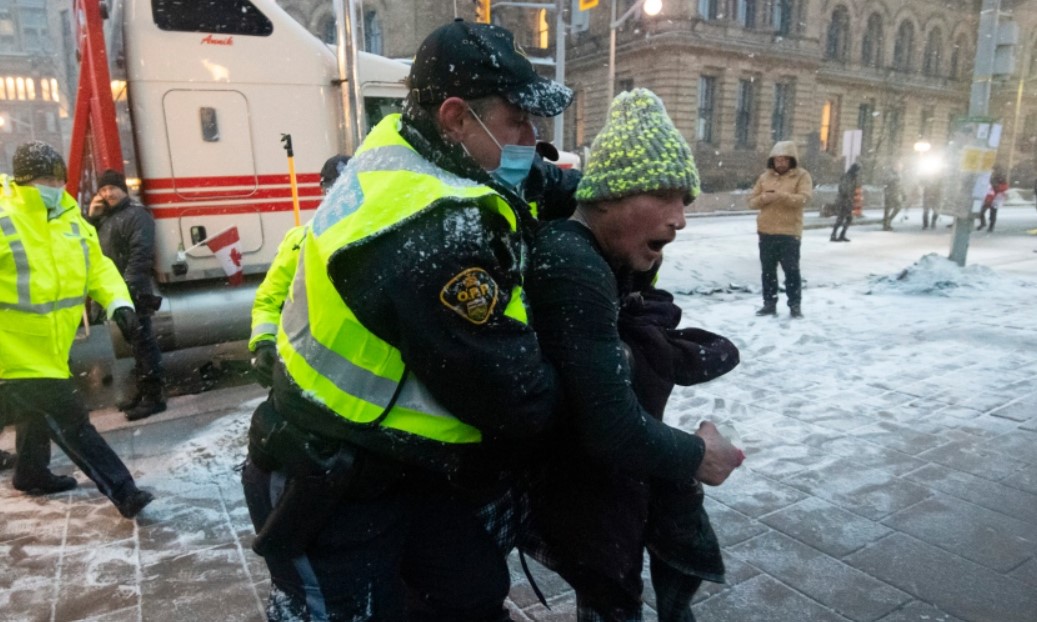 Sweeping operation to disperse Ottawa protests, police arrested at least 100 people