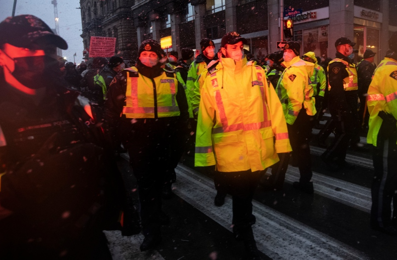 As Ottawa blockade members ignore order to leave, police make arrests