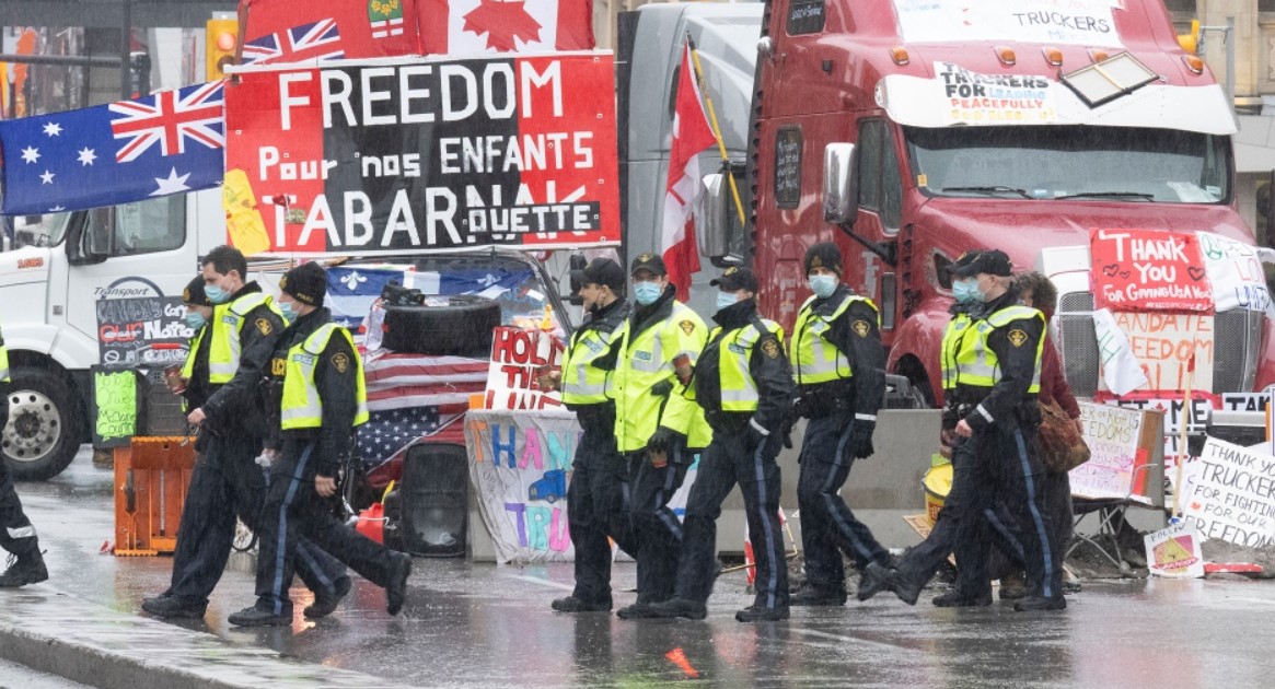 Police presence in downtown Ottawa increasing on protest convoy