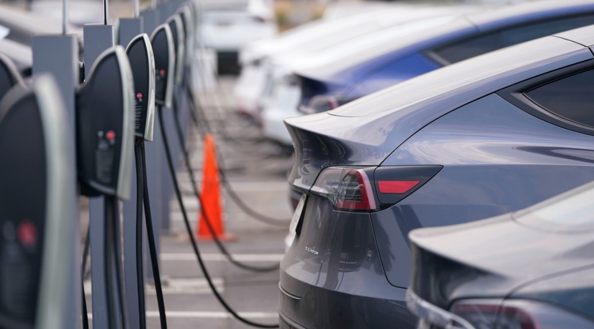 Ontario investing $91 million in electric vehicle charging stations at rest areas and parks