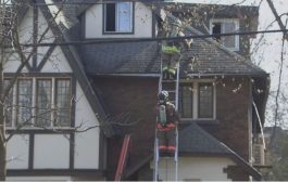 3 people rescued by Fire crews from roof of burning house in Toronto