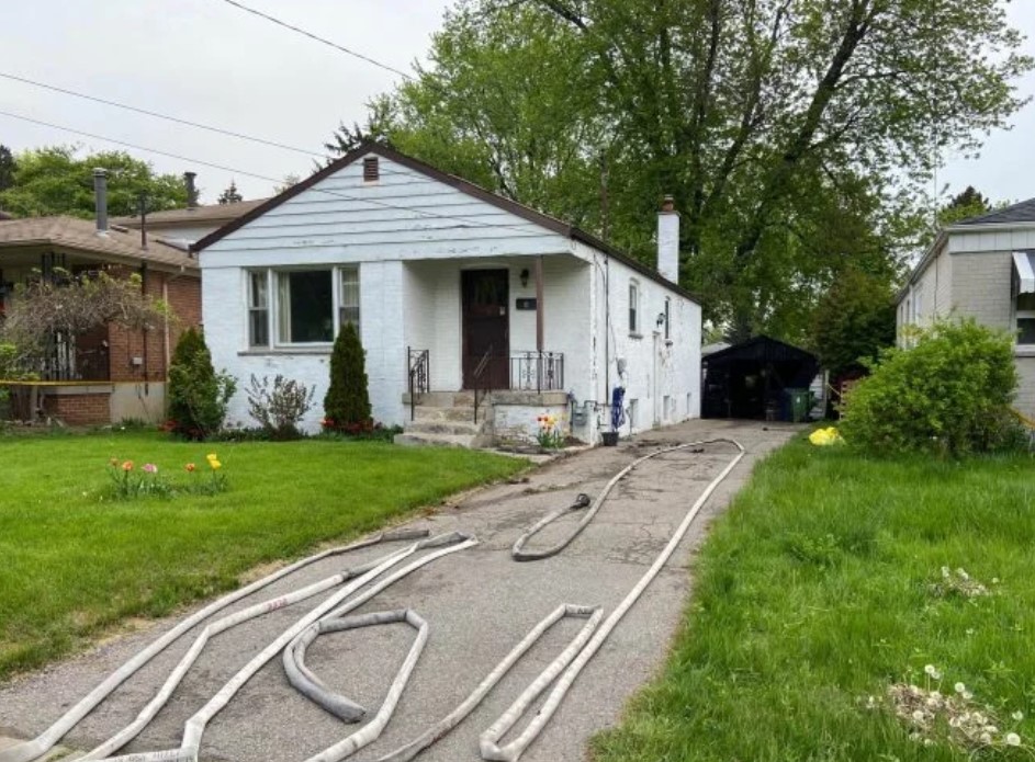 Garage fire in Scarborough: a senior brought to hospital with 