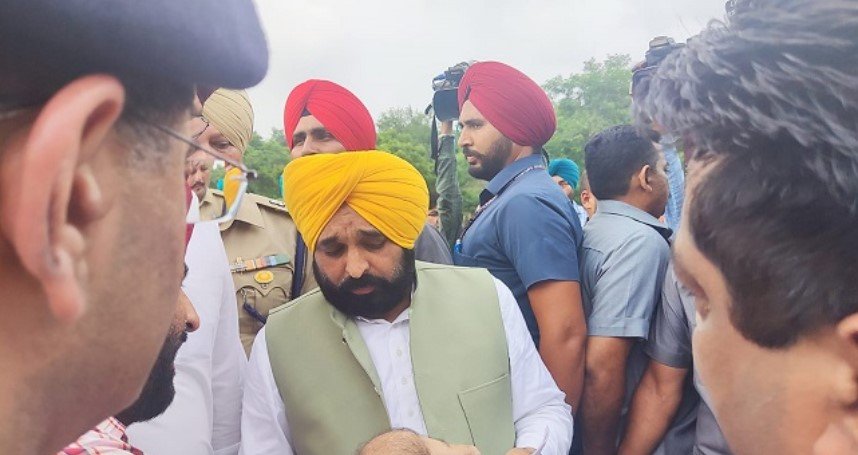 MP ਸਿਮਰਨਜੀਤ ਮਾਨ ਦੇ ਪਰਿਵਾਰ ਸਮੇਤ 16 ਲੋਕਾਂ ਦੇ ਕਬਜ਼ੇ ਤੋਂ ਛੁਡਵਾਈ 2828 ਏਕੜ ਸਰਕਾਰੀ ਜ਼ਮੀਨ