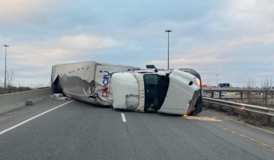 ਟਰੈਕਟਰ-ਟ੍ਰੇਲਰ ਪਲਟਣ ਕਾਰਨ Hwy 400/401 EB ਤੱਕ ਦਾ ਰੈਂਪ ਬੰਦ