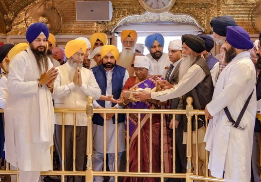 ਰਾਸ਼ਟਰਪਤੀ ਸ੍ਰੀਮਤੀ ਦ੍ਰੌਪਦੀ ਮੁਰਮੂ ਨੇ ਸ੍ਰੀ ਹਰਿਮੰਦਰ ਸਾਹਿਬ ਵਿਖੇ ਨਤਮਸਤਕ ਹੋ ਕੇ ਪ੍ਰਗਟਾਈ ਸ਼ਰਧਾ