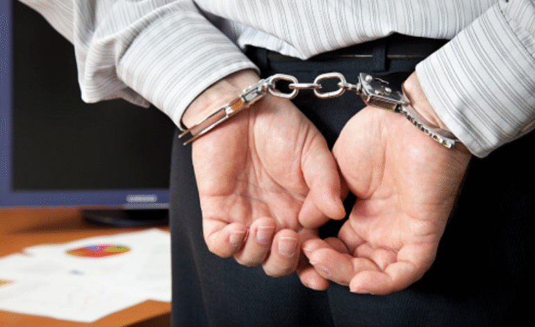 ਜਹਾਜ਼ ਦਾ ਐਮਰਜੈਂਸੀ ਦਰਵਾਜ਼ਾ ਖੋਲ੍ਹਣ ਦੀ ਕੋਸ਼ਿਸ਼ ਦੇ ਦੋਸ਼ ਹੇਠ ਨੌਜਵਾਨ ਗ੍ਰਿਫ਼ਤਾਰ