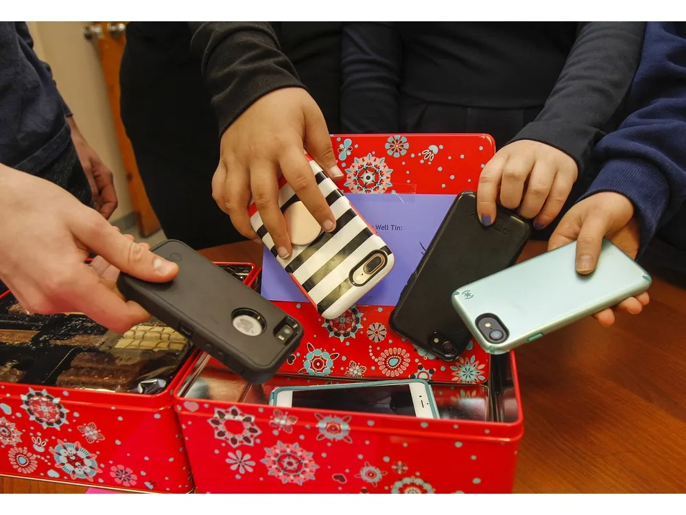 ਸੈਲਫੋਨ ‘ਤੇ ਪਾਬੰਦੀ: ਬੀ.ਸੀ. ਸਰਕਾਰ ਦੇ ਨਵੇਂ ਕਦਮ, ਵਿਦਿਆਰਥੀਆਂ ਲਈ ਸੁਰੱਖਿਅਤ ਅਤੇ ਸਿਹਤਮੰਦ ਸਿਖਿਆ ਦਾ ਵਾਤਾਵਰਣ