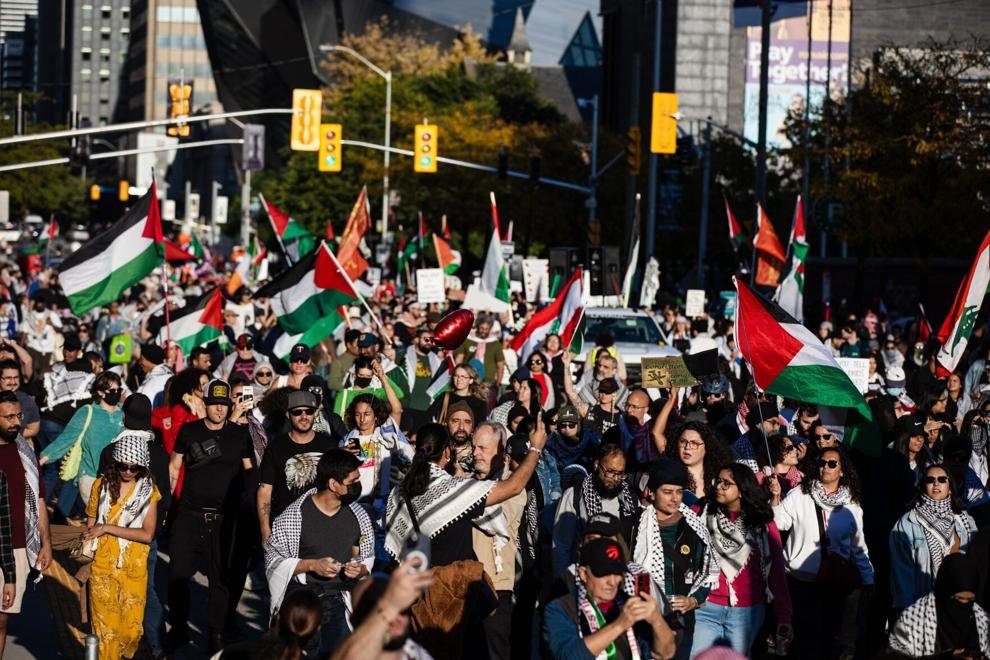 ਇੱਕ ਸਾਲ ਬਾਅਦ ਵੀ ਅਕਤੂਬਰ 7 ਦੇ ਹਮਲਿਆਂ ਦੀ ਯਾਦ ਵਿੱਚ ਟੋਰਾਂਟੋ ‘ਚ ਵੱਡਾ ਪ੍ਰਦਰਸ਼ਨ