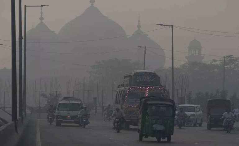 ਪੰਜਾਬ, ਪਾਕਿਸਤਾਨ ਵਿੱਚ ਖਤਰਨਾਕ ਸਮੋਗ ਕਾਰਨ ਜਨਤਕ ਥਾਵਾਂ ਅਤੇ ਸਕੂਲਾਂ ‘ਤੇ ਲੱਗੀ ਤਾਲਾਬੰਦੀ