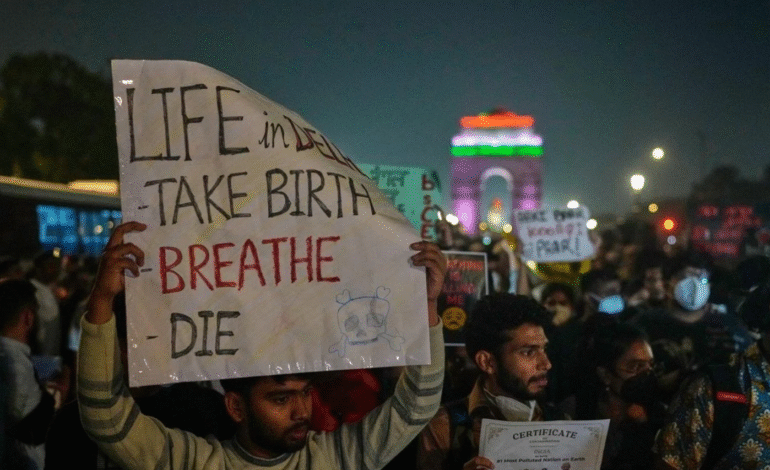 Delhi Air Pollution Crisis: ਦਿੱਲੀ ‘ਚ ਪ੍ਰਦੂਸ਼ਣ ਨੇ ਤੋੜੇ ਸਾਰੇ ਰਿਕਾਰਡ, ਲੋਕ ਸੜਕਾਂ ‘ਤੇ ਉਤਰੇ ਪ੍ਰਦਰਸ਼ਨ ਲਈ