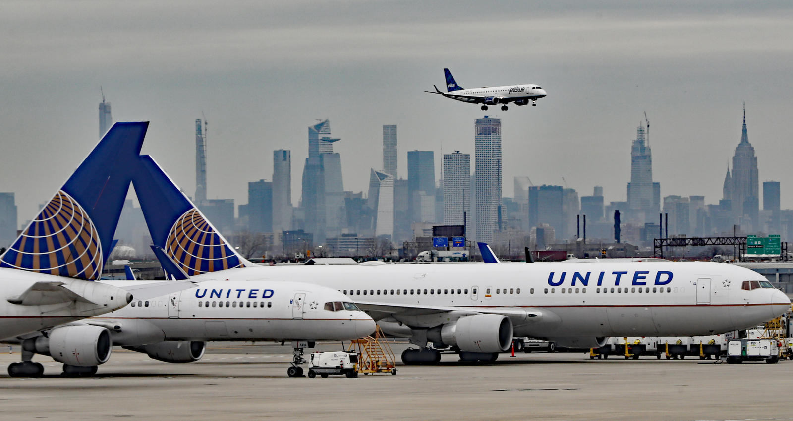 LaGuardia Airport Accident: ਨਿਊਯਾਰਕ ਹਵਾਈ ਅੱਡੇ ‘ਤੇ ਵੱਡਾ ਹਾਦਸਾ ਟਲਿਆ, ਦੋ ਜਹਾਜ਼ ਟਕਰਾਏ – 328 ਯਾਤਰੀ ਸੁਰੱਖਿਅਤ