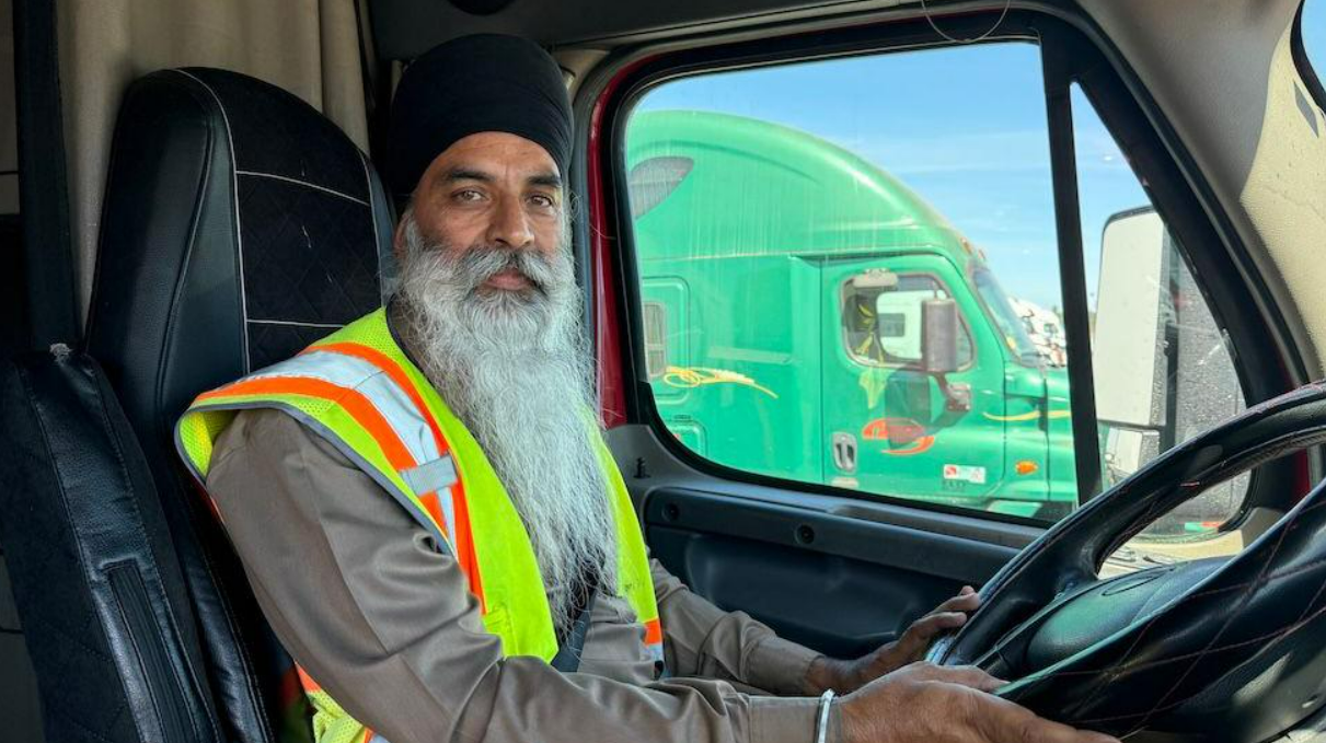ਅਮਰੀਕਾ ‘ਚ ਪੰਜਾਬੀ ਟਰੱਕ ਡਰਾਈਵਰਾਂ ਲਈ ਵੱਡਾ ਝਟਕਾ — ਅੰਗਰੇਜ਼ੀ ਟੈਸਟ ‘ਚ ਫੇਲ ਹੋਣ ‘ਤੇ ਲਾਇਸੈਂਸ ਮੁਅੱਤਲ!