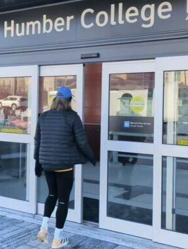 Toronto ਰਨਰ ਨੇ Finch West LRT ਨੂੰ ਦੌੜ ਕੇ ਹਰਾ ਦਿੱਤਾ, TTC ’ਤੇ ਵਧੇ ਸਵਾਲ |