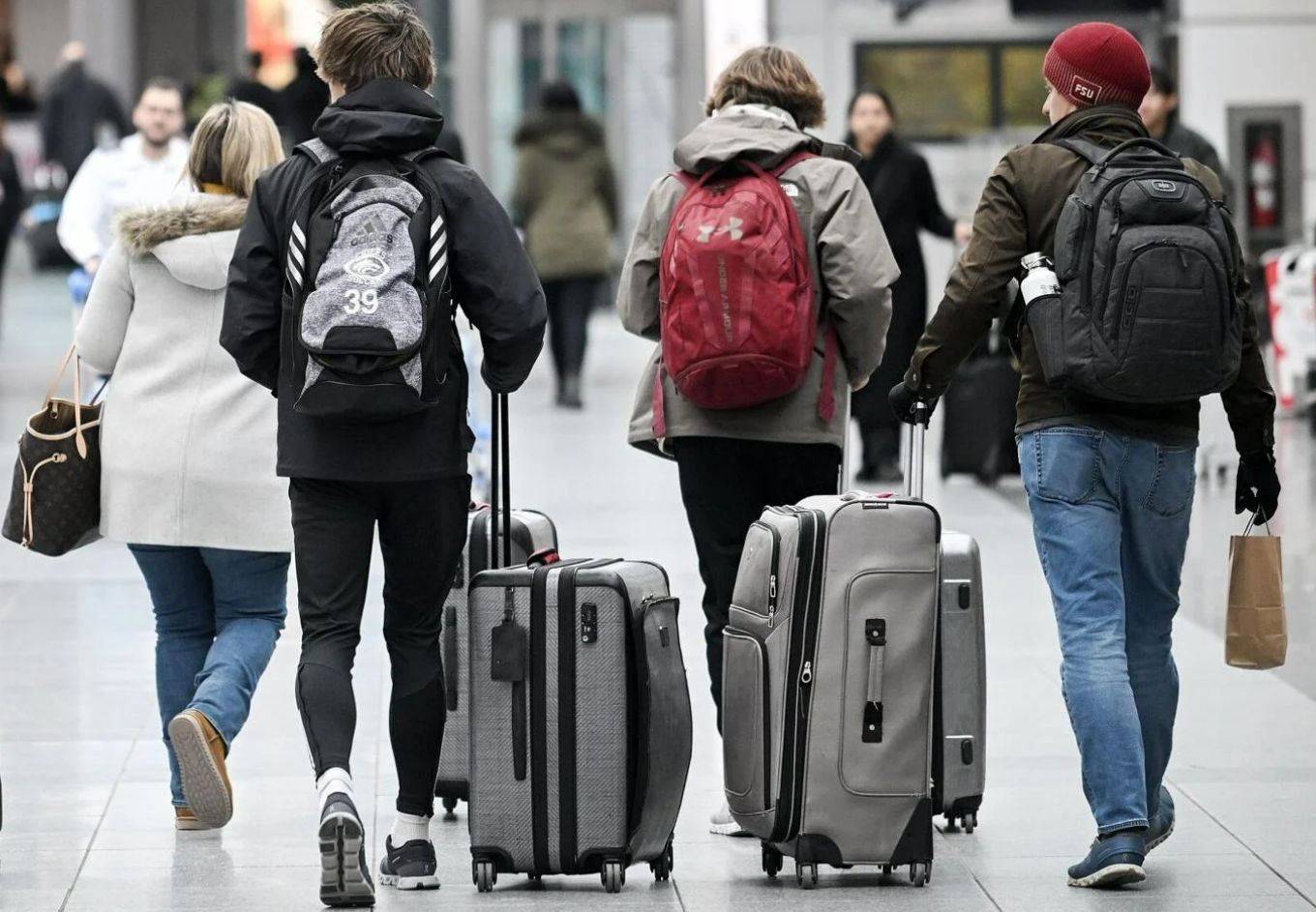 Pearson Delays ਕਾਰਨ ਟੋਰਾਂਟੋ ਪੀਅਰਸਨ ‘ਚ 320 ਤੋਂ ਵੱਧ ਫਲਾਈਟਾਂ ਵਿਚ ਦੇਰੀ, Nav Canada ਦੀ staff ਕਮੀ ਨਾਲ ਯਾਤਰੀਆਂ ਨੂੰ ਬੜੀ ਦਿੱਕਤ।