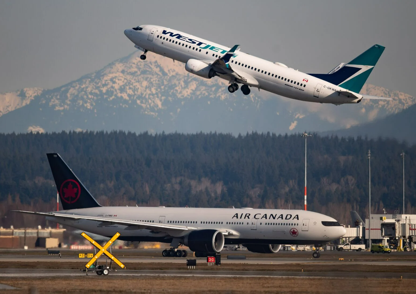 ਸ਼ਾਨਦਾਰ ਹਵਾਈ ਸਫ਼ਰ ਤੋਂ ਤੰਗਦਿਲੀ ਤੱਕ: Canadian flights ਕਿਵੇਂ ਬਦਲੇ |
