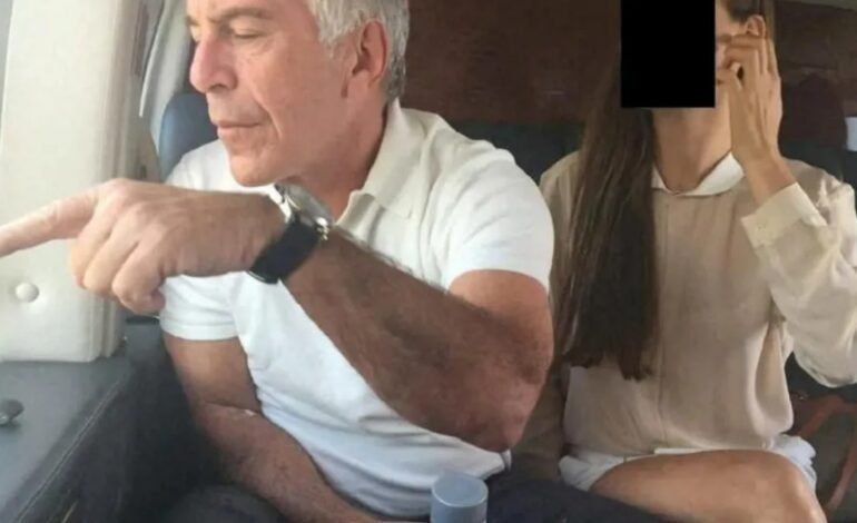 Epstein ਦਸਤਾਵੇਜ਼ਾਂ ’ਤੇ ਹੰਗਾਮਾ: ਪੀੜਤਾਂ ਦੀ ਪਛਾਣ ਸਾਹਮਣੇ ਆਉਣ ਤੋਂ ਬਾਅਦ ਹਜ਼ਾਰਾਂ ਫਾਈਲਾਂ ਹਟਾਈਆਂ |