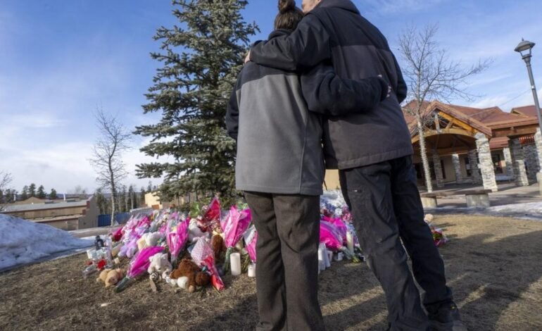 Tumbler Ridge ਸੋਗ ਵਿੱਚ ਡੁੱਬਿਆ, ਮਾਪਿਆਂ ਨੇ ਬੱਚਿਆਂ ਲਈ ਦਰਦ ਭਰੇ ਸੰਦੇਸ਼ ਲਿਖੇ |