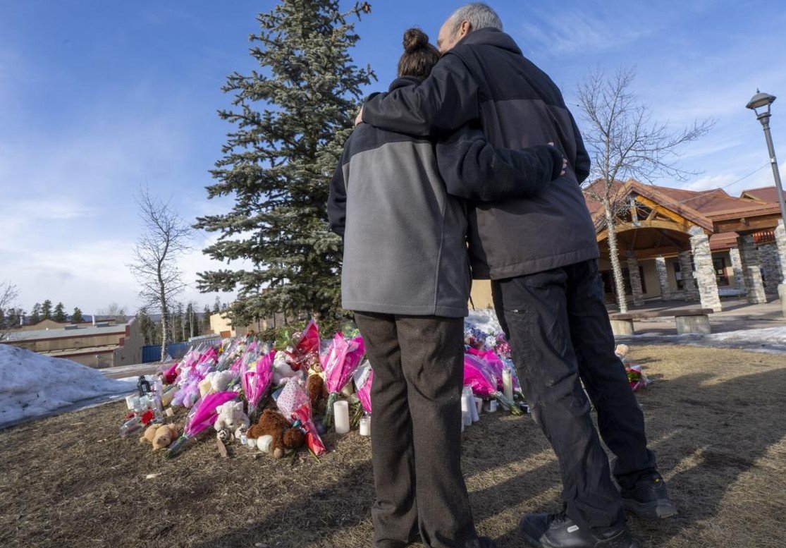 Tumbler Ridge ਸੋਗ ਵਿੱਚ ਡੁੱਬਿਆ, ਮਾਪਿਆਂ ਨੇ ਬੱਚਿਆਂ ਲਈ ਦਰਦ ਭਰੇ ਸੰਦੇਸ਼ ਲਿਖੇ |