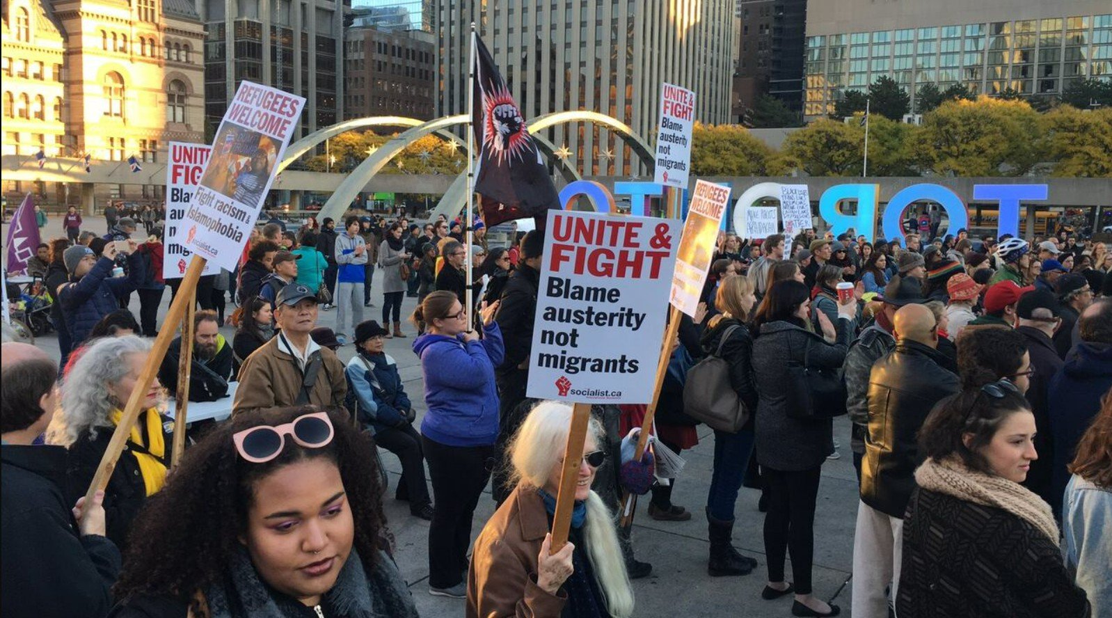 ਟੋਰਾਂਟੋ ‘ਚ ਅਮਰੀਕੀ ਕੌਂਸਲੇਟ ਬਾਹਰ ‘ਨੋ ਕਿੰਗਜ਼’ ਪ੍ਰਦਰਸ਼ਨ, ਸੈਂਕੜੇ ਲੋਕ ਇਕੱਠੇ |